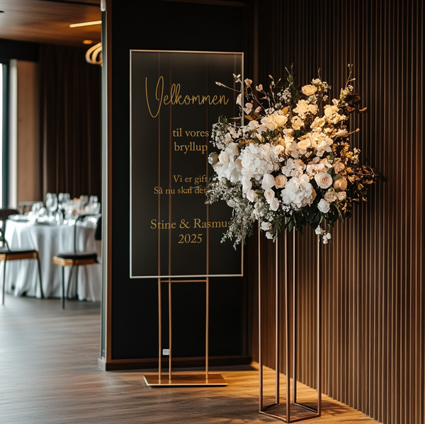 Caroline - Høj - Bryllups Velkomst Skilt i gennemsigtig akryl Med Gyldne Bogstaver – Simpel og elegant indgangsdekoration til jeres drømmedag
